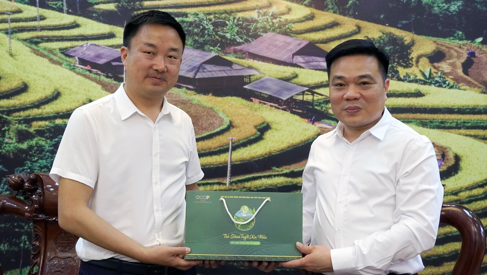Chủ tịch UBND huyện Xín Mần (Việt Nam) hội kiến Huyện trưởng chính quyền nhân dân huyện Mã Quan (Trung Quốc)