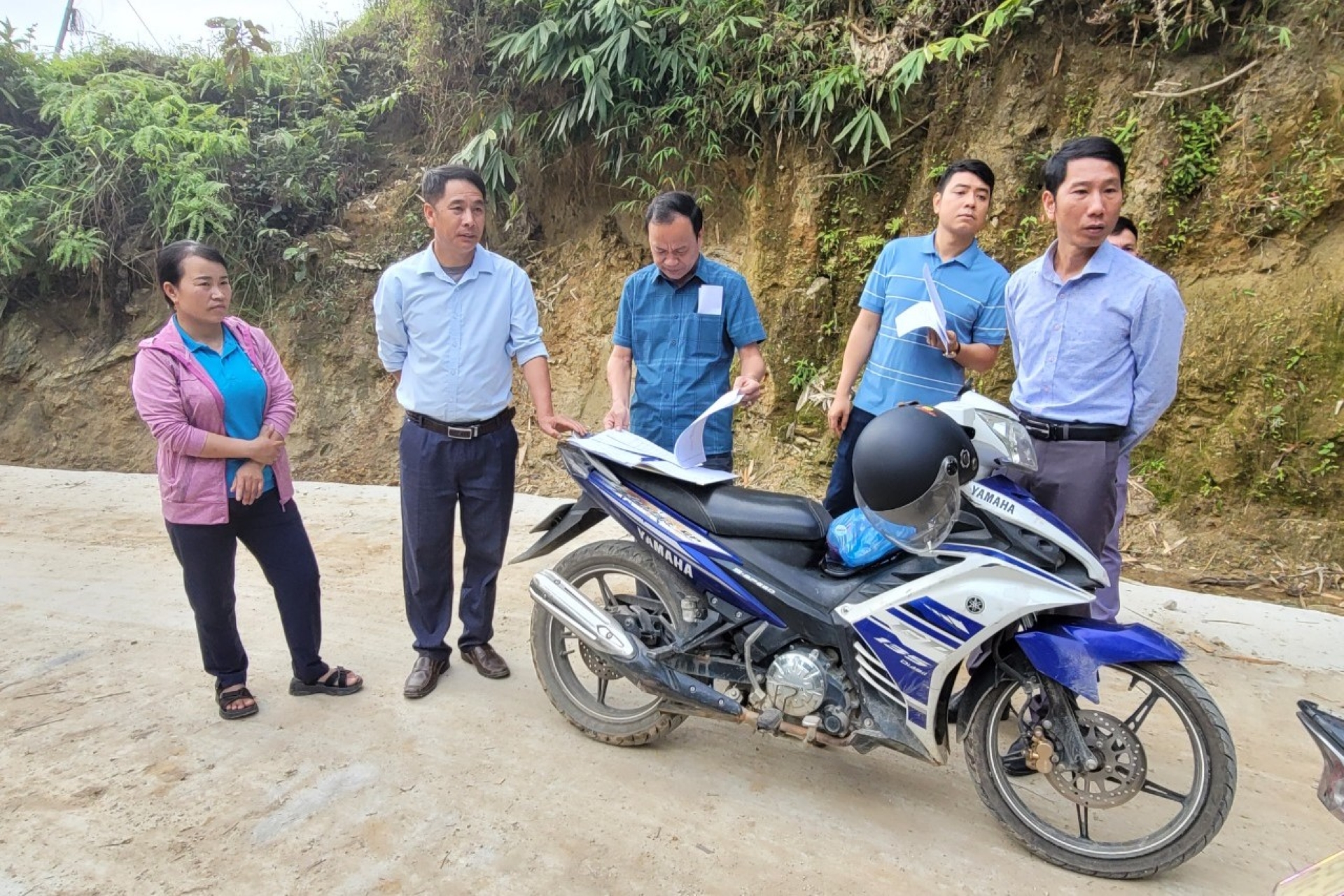 Tổ Công tác số 5 - HĐND huyện Xín Mần giám sát tại xã Chế Là