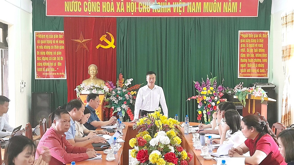 Lãnh đạo huyện Xín Mần làm việc tại trường THCS Liên Việt