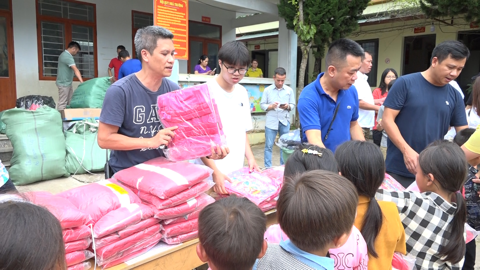 Đoàn từ thiện tặng quà cho học sinh xã Nàn Ma