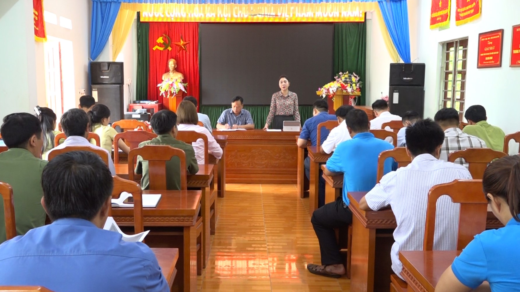 Phó Chủ tịch UBND huyện Vũ Thị Hòa khảo sát các điểm du lịch tại xã Bản Ngò