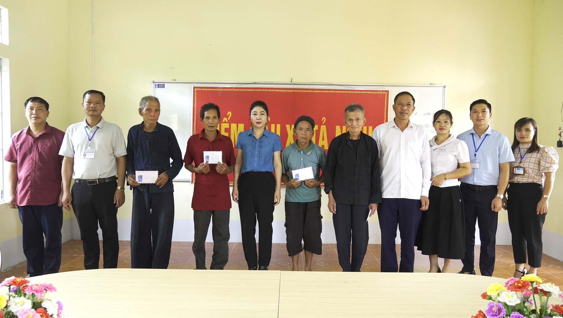 Lãnh đạo huyện Xín Mần gặp mặt, tặng quà CCB tiêu biểu xã Tả Nhìu