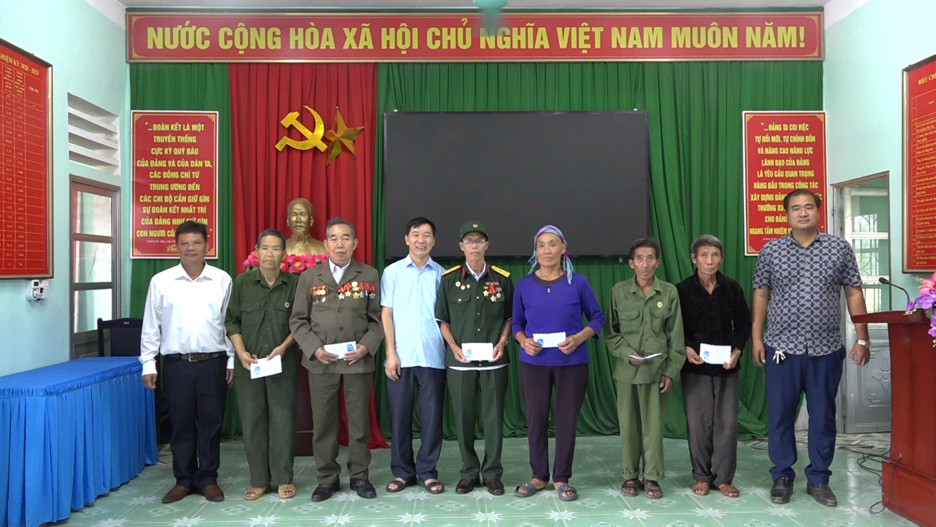 Phó Bí thư Thường trực Huyện uỷ Sin Văn Đức thăm, tặng quà cho cựu chiến binh tại thị trấn Cốc Pài