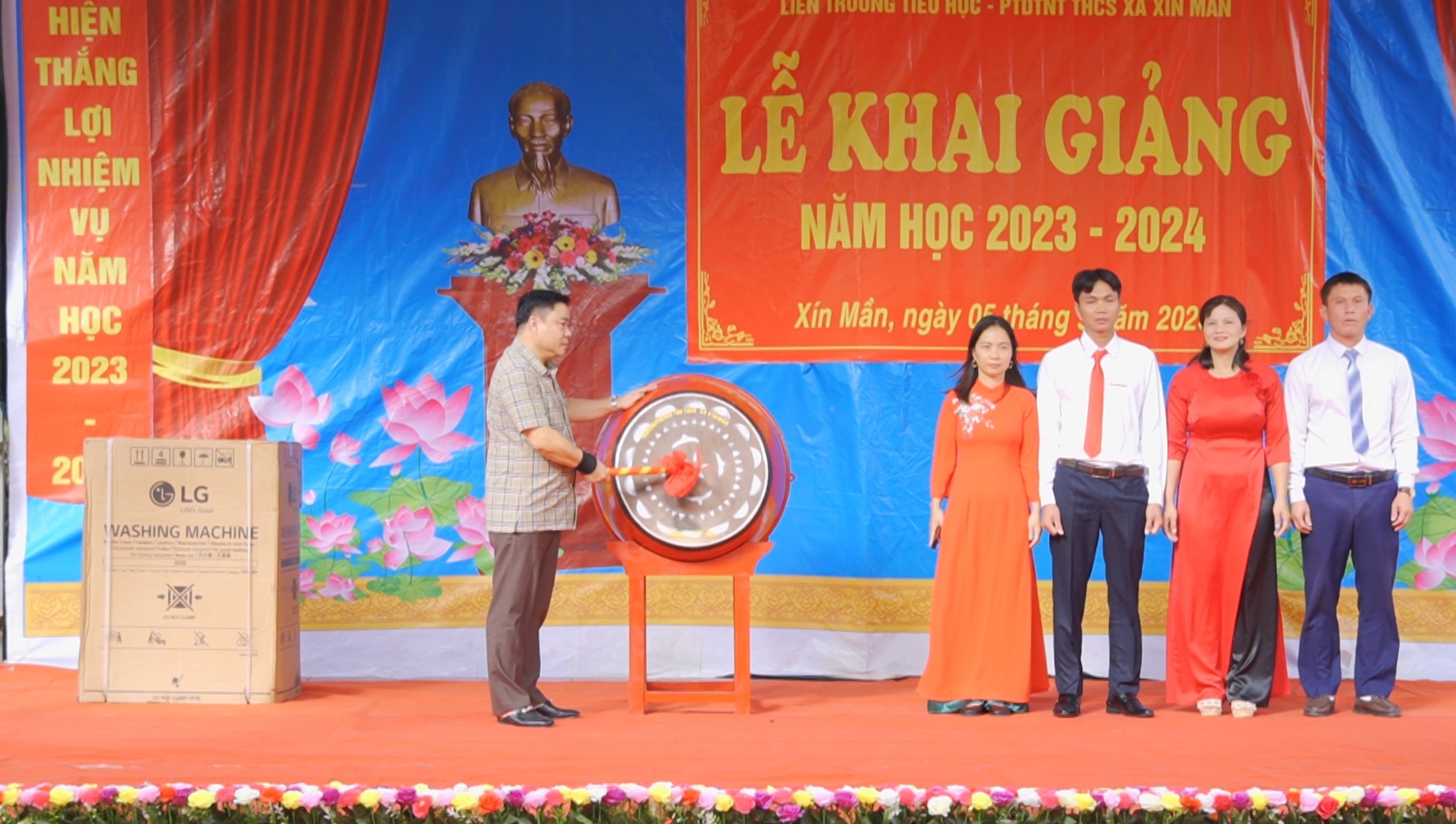 Phó Chủ tịch UBND tỉnh Hoàng Gia Long dự lễ khai giảng năm học mới liên trường Tiểu học – PTDT Nội trú xã Xín Mần