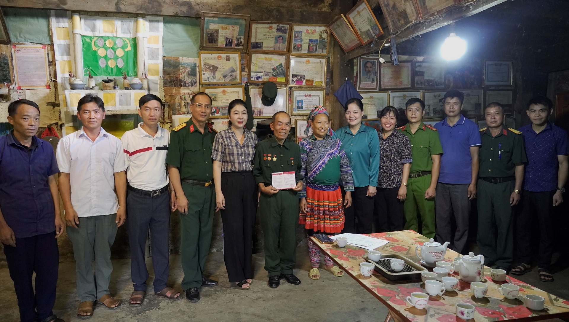 Xín Mần trao tặng sổ tiết kiệm cho nạn nhân chất độc da cam/đioxin