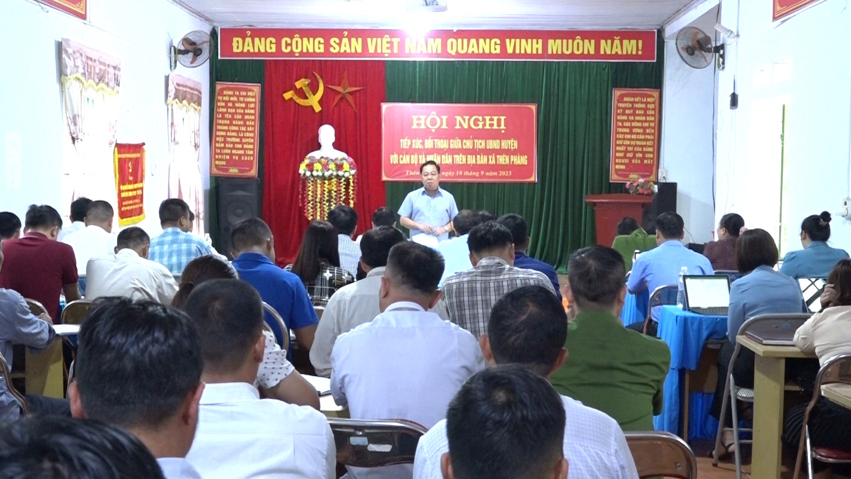 Chủ tịch UBND huyện Phạm Duy Hiền tiếp xúc đối thoại với cán bộ và nhân dân xã Thèn Phàng