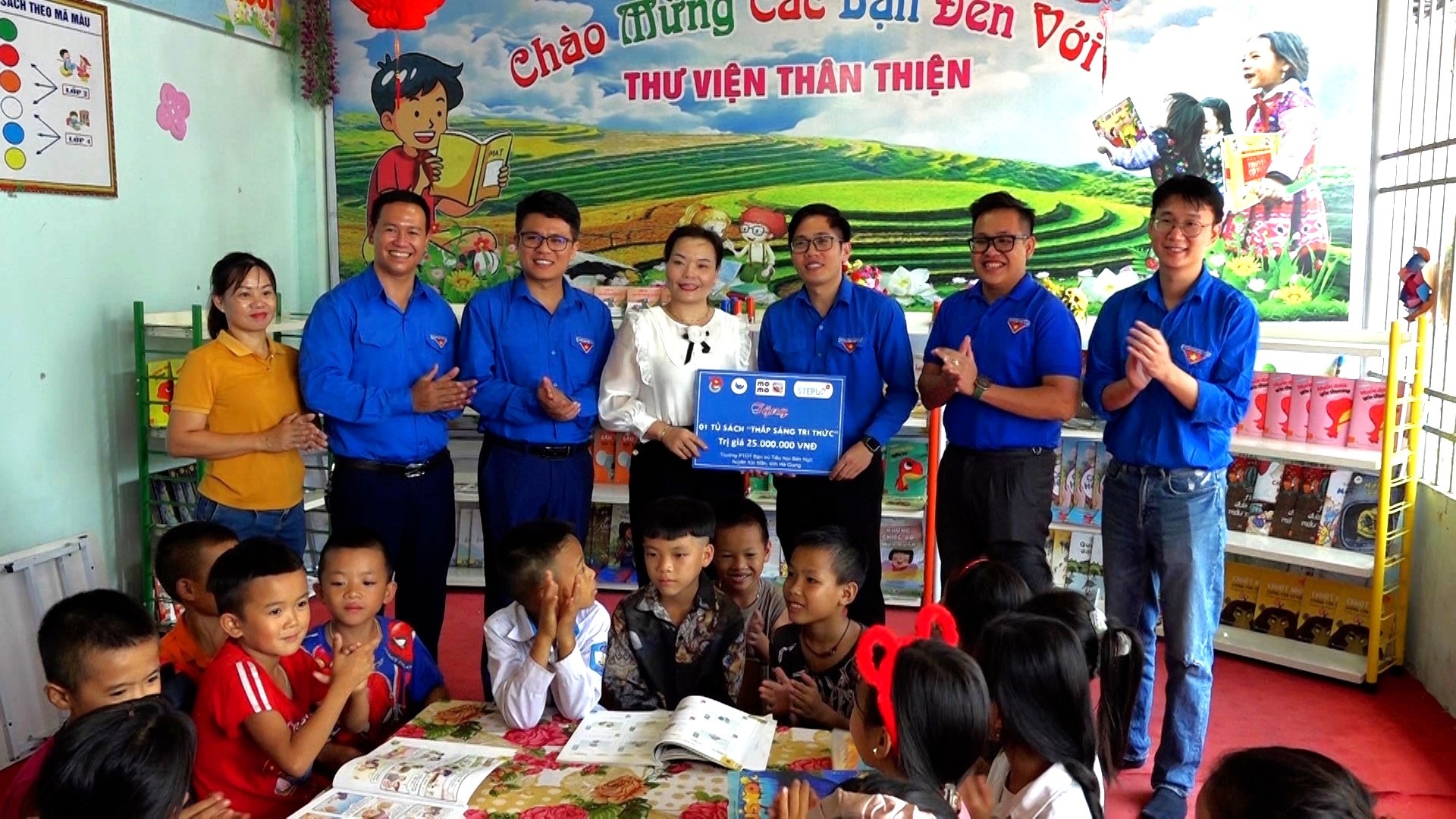 Trao tặng Tủ sách “Thắp sáng tri thức” cho trẻ em vùng cao huyện Xín Mần