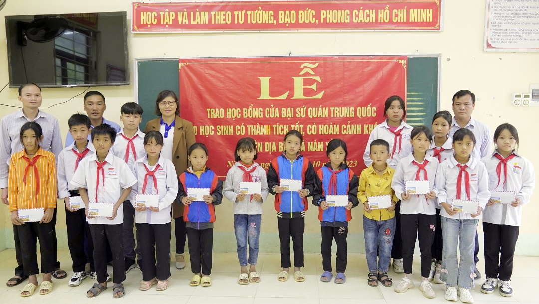 Trao học bổng của Đại sứ quán Trung Quốc cho các em học sinh giỏi vượt khó xã Nàn Sỉn
