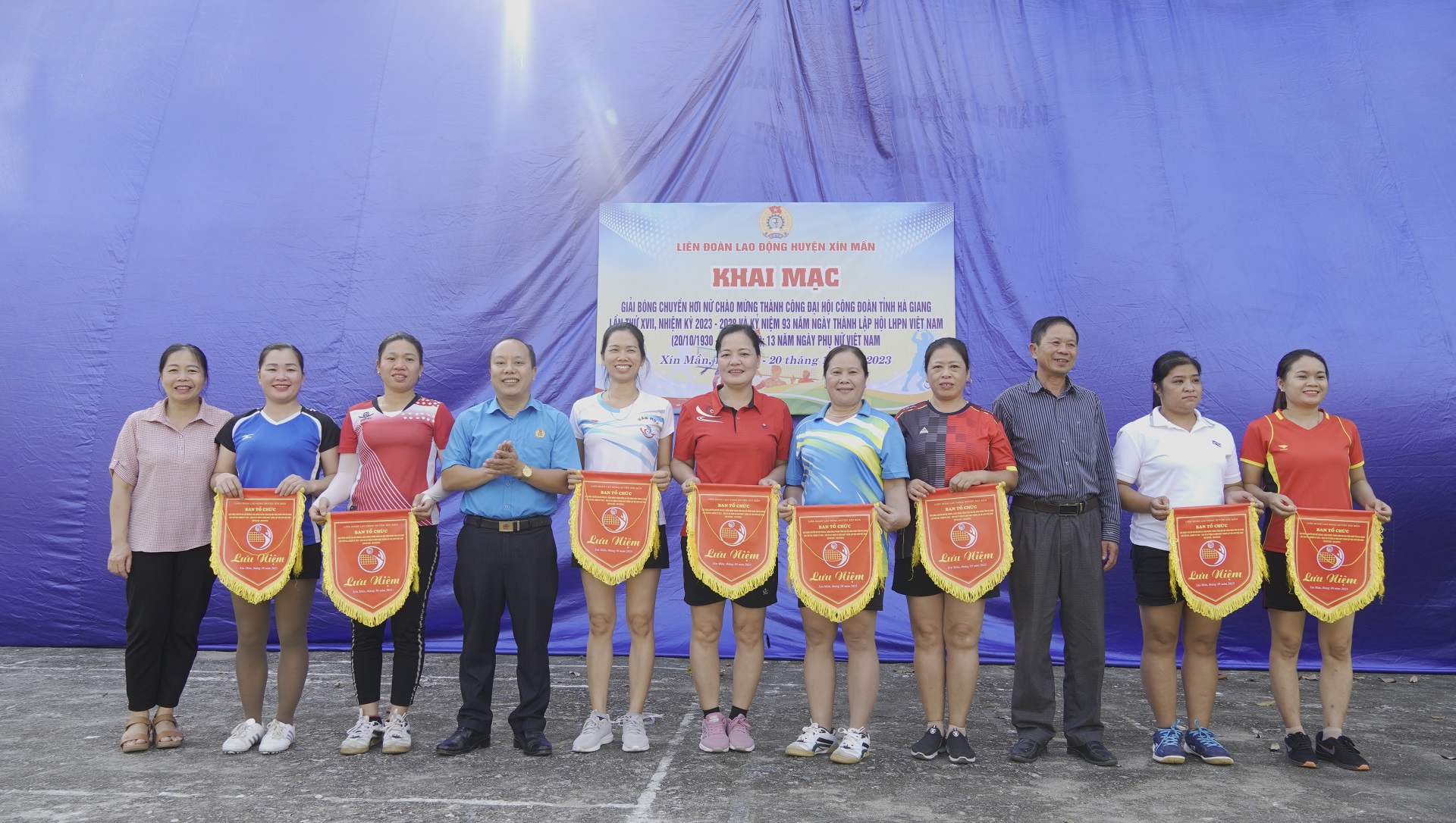 Liên đoàn Lao động huyện tổ chức giải bóng chuyền hơi nữ