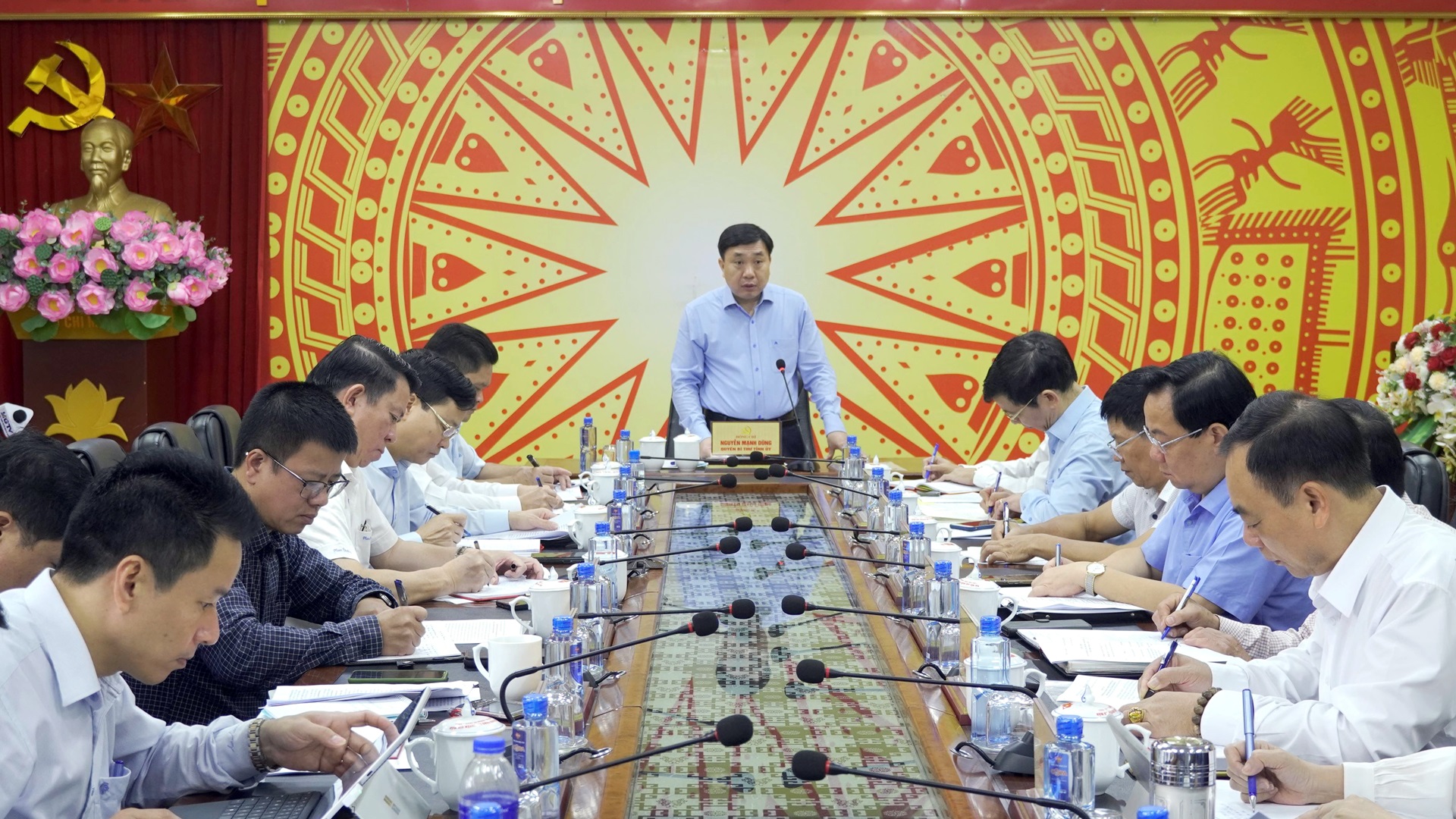 Quyền Bí thư Tỉnh ủy Nguyễn Mạnh Dũng làm việc với BTV Huyện ủy Xín Mần