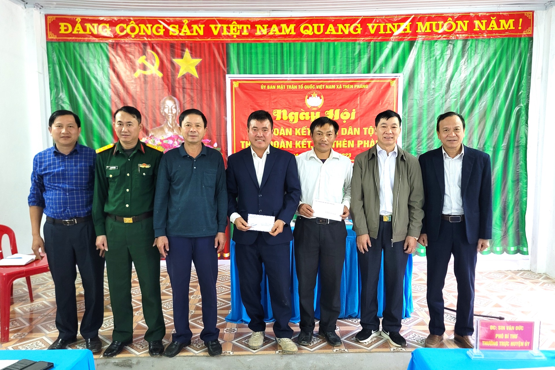 Thường trực Huyện uỷ dự Ngày hội Đại đoàn kết các dân tộc tại xã Thèn Phàng