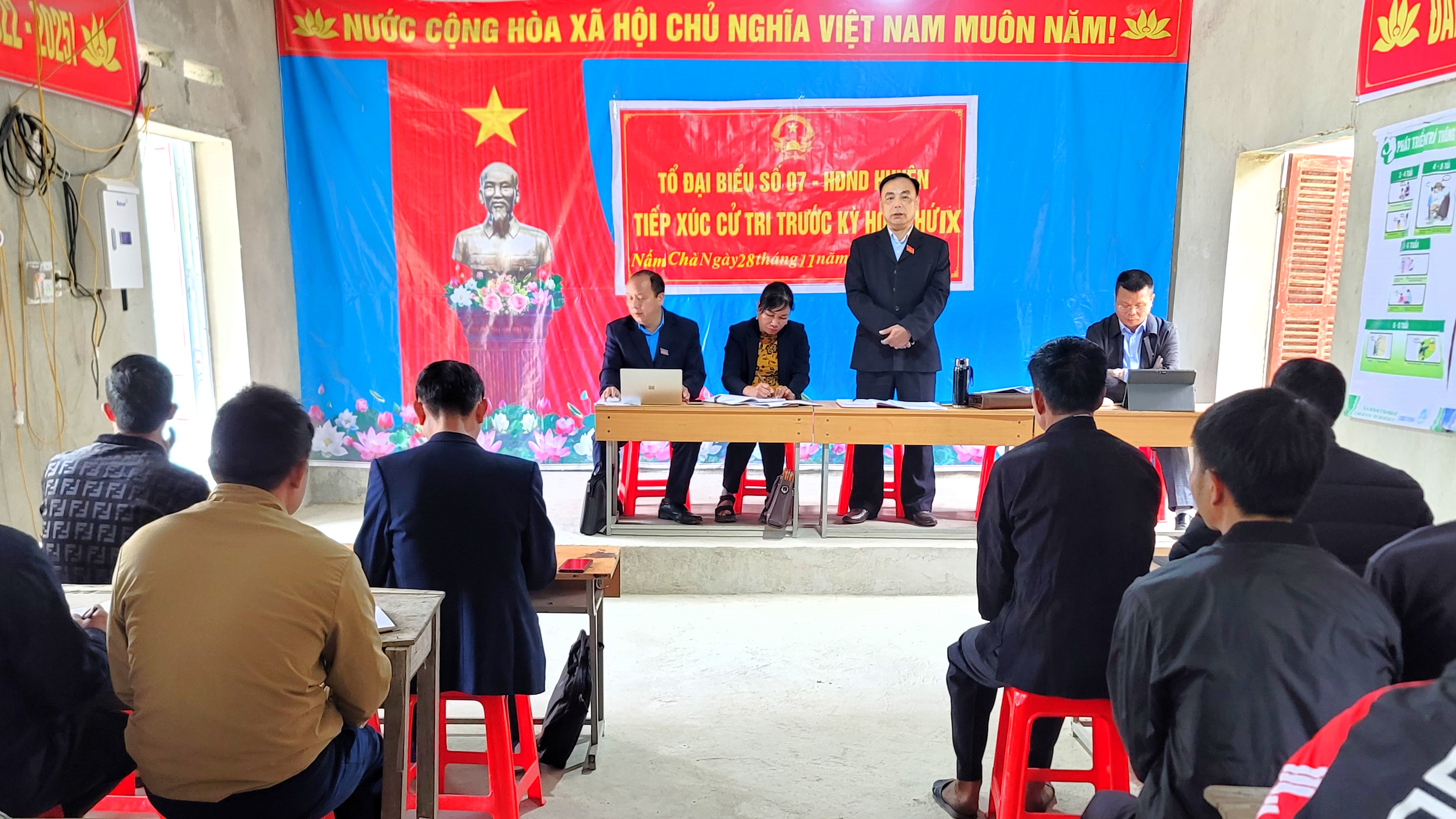 Tổ Đại biểu số 7 - Hội đồng nhân dân huyện Xín Mần tiếp xúc cử tri tại xã Nà Chì và Nấm Dẩn
