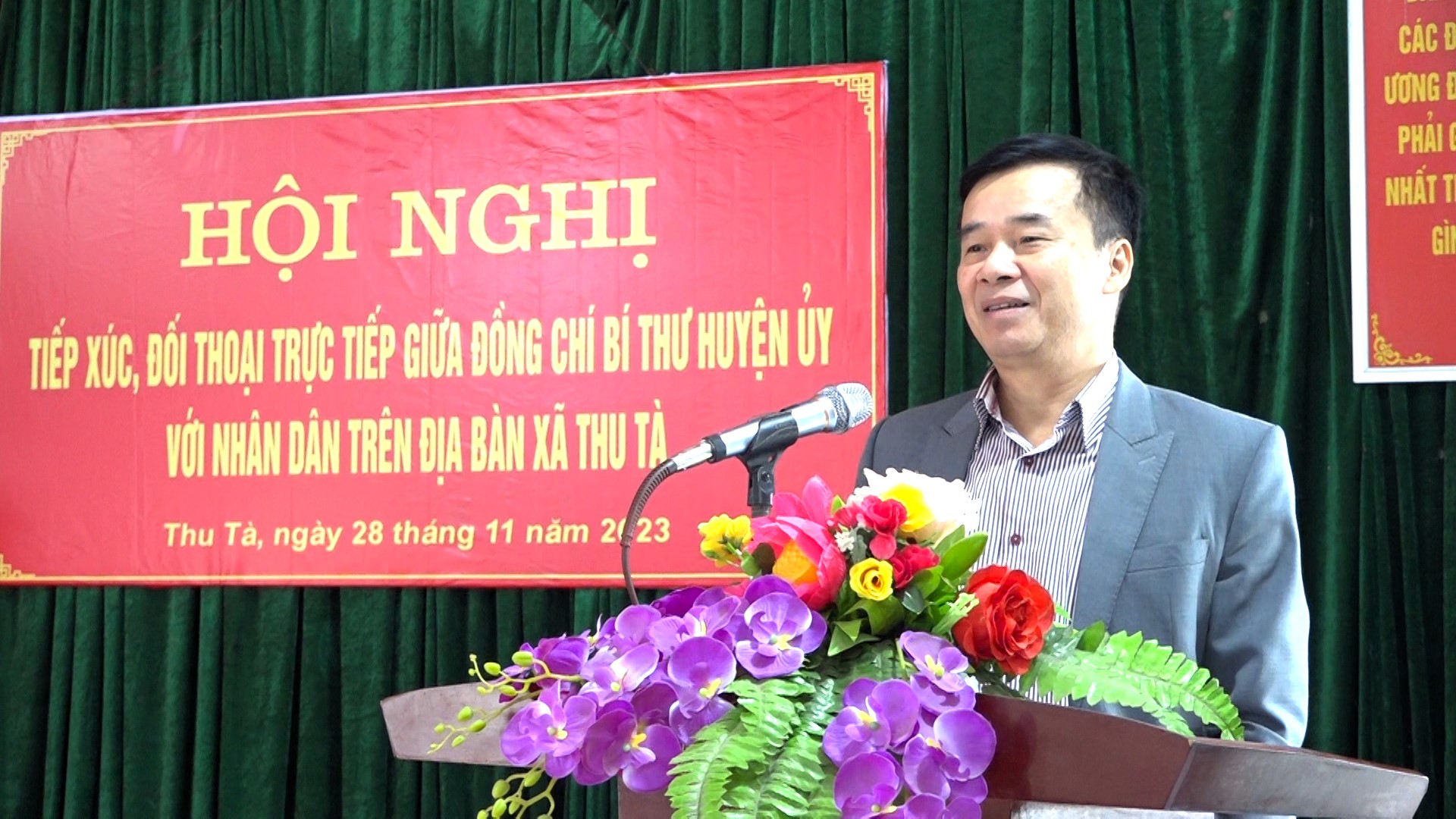 Đồng chí Bí thư Huyện ủy Hoàng Nhị Sơn tiếp xúc đối thoại trực tiếp với cán bộ, nhân dân xã Thu Tà