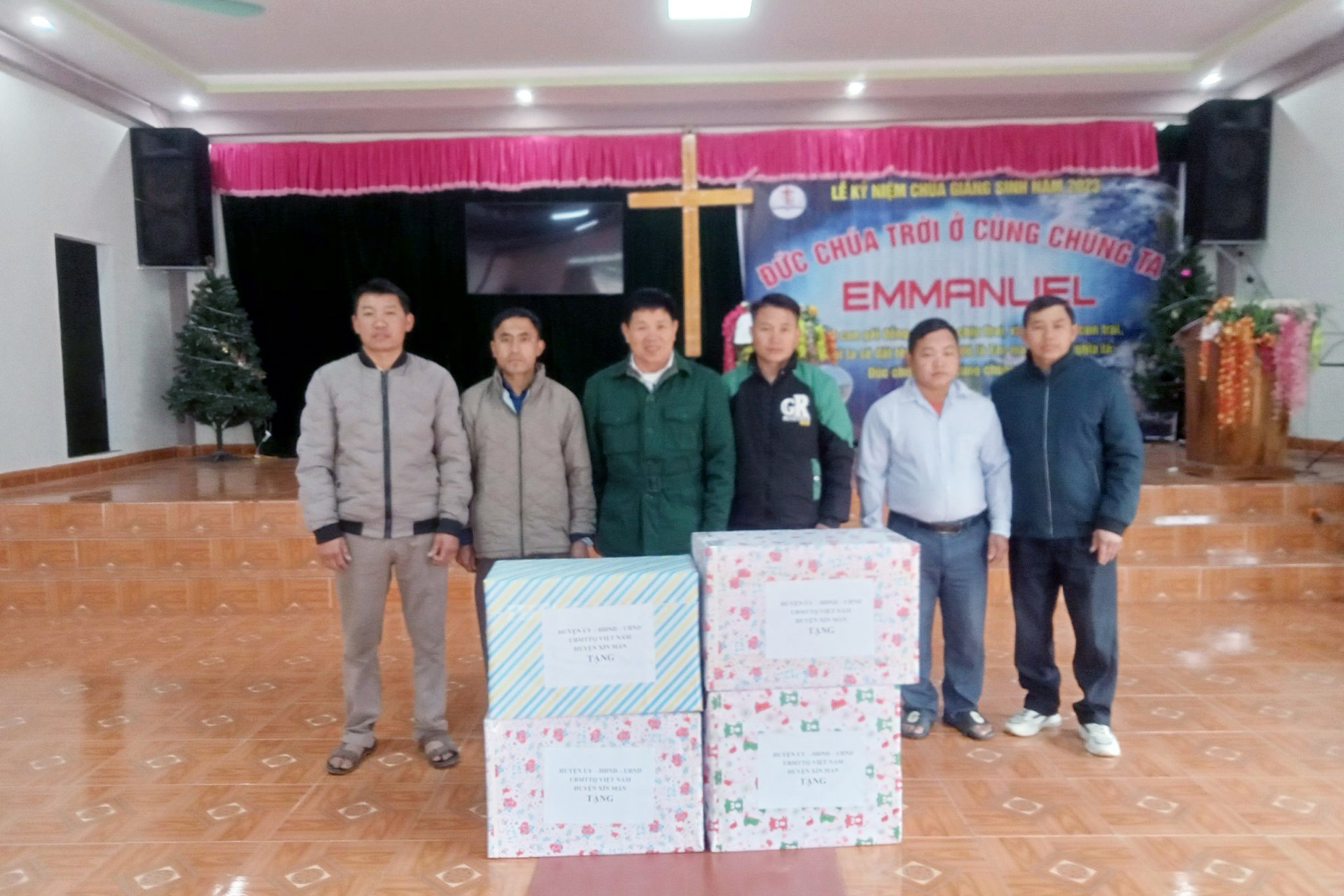 Chủ tịch HĐND huyện Hạng Kháy Vần thăm và tặng quà các điểm nhóm Tin lành Liên hữu cơ đốc tại xã Nàn Ma nhân dịp Lễ Giáng sinh năm 2023