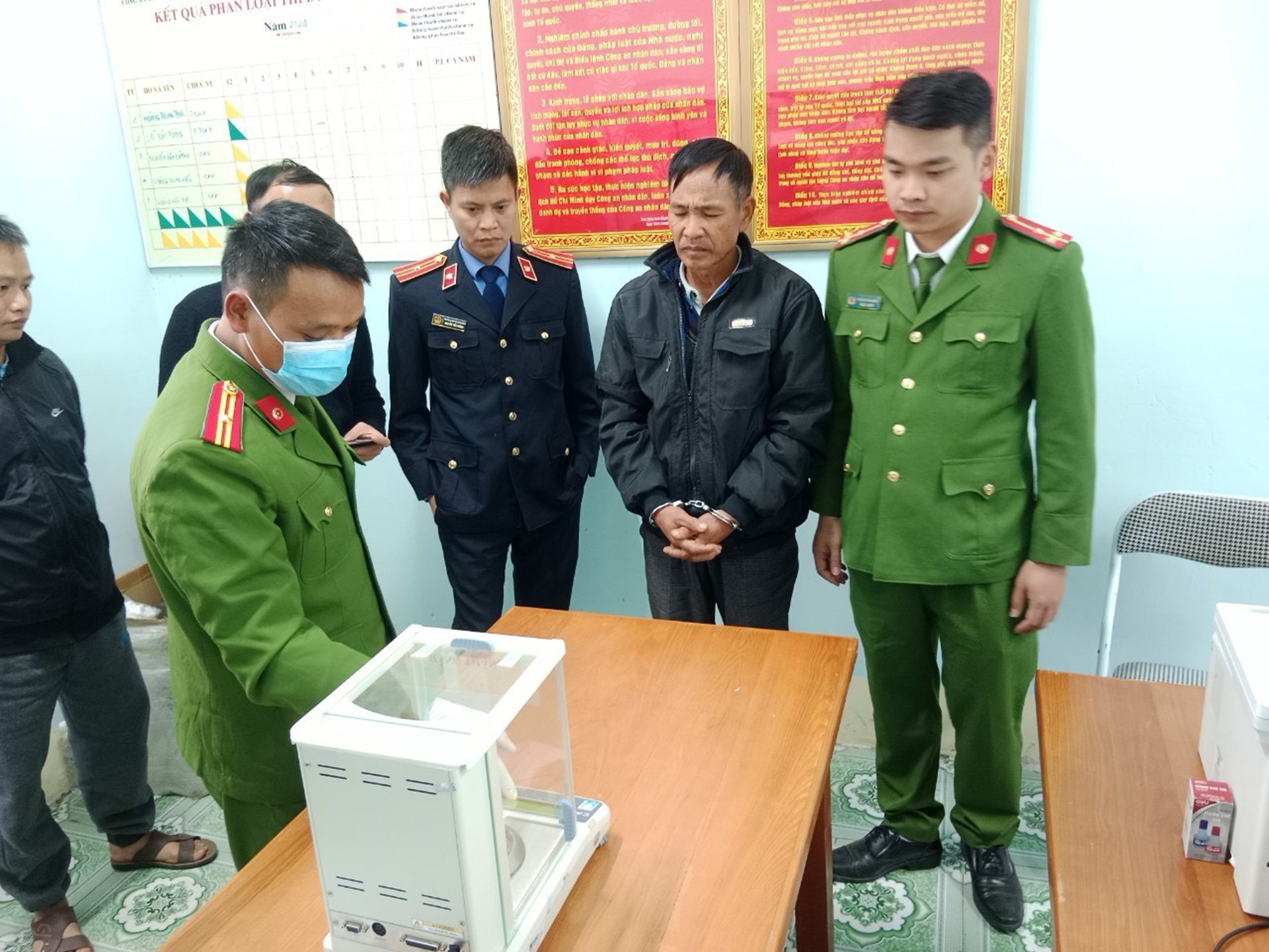 Công an huyện Xín Mần bắt giữ đối tượng nghi tàng trữ, sử dụng trái phép chất ma túy