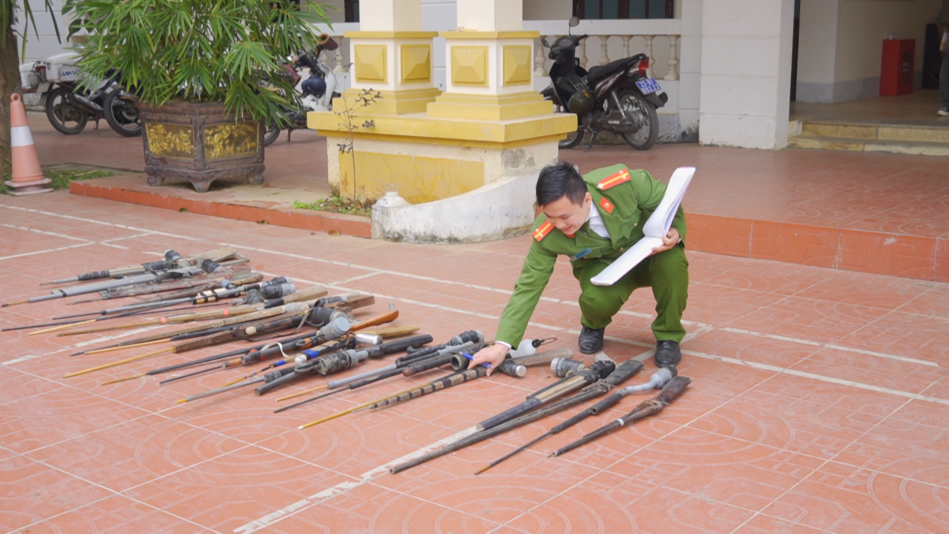 Công an huyện Xín Mần tích cực vận động người dân giao nộp vũ khí, vật liệu nổ, công cụ hỗ trợ