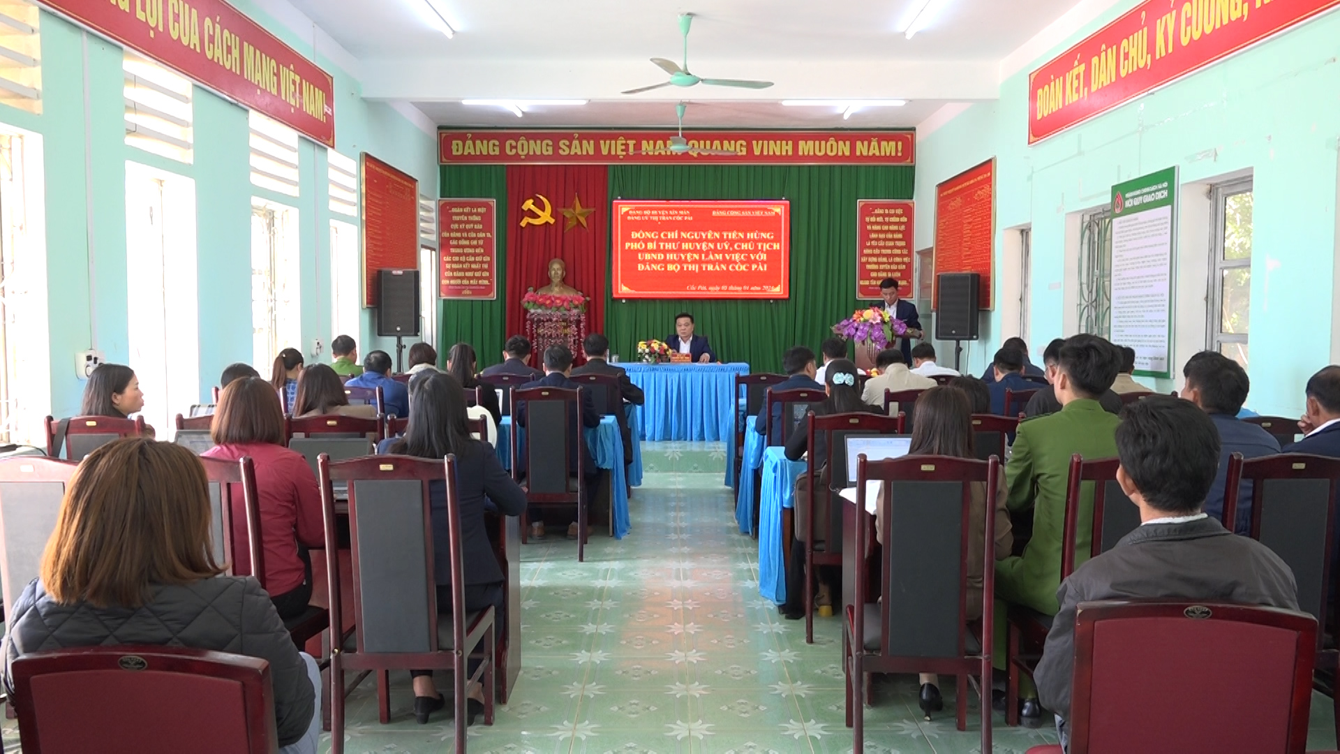 Chủ tịch UBND huyện Nguyễn Tiến Hùng làm việc tại Thị trấn Cốc Pài