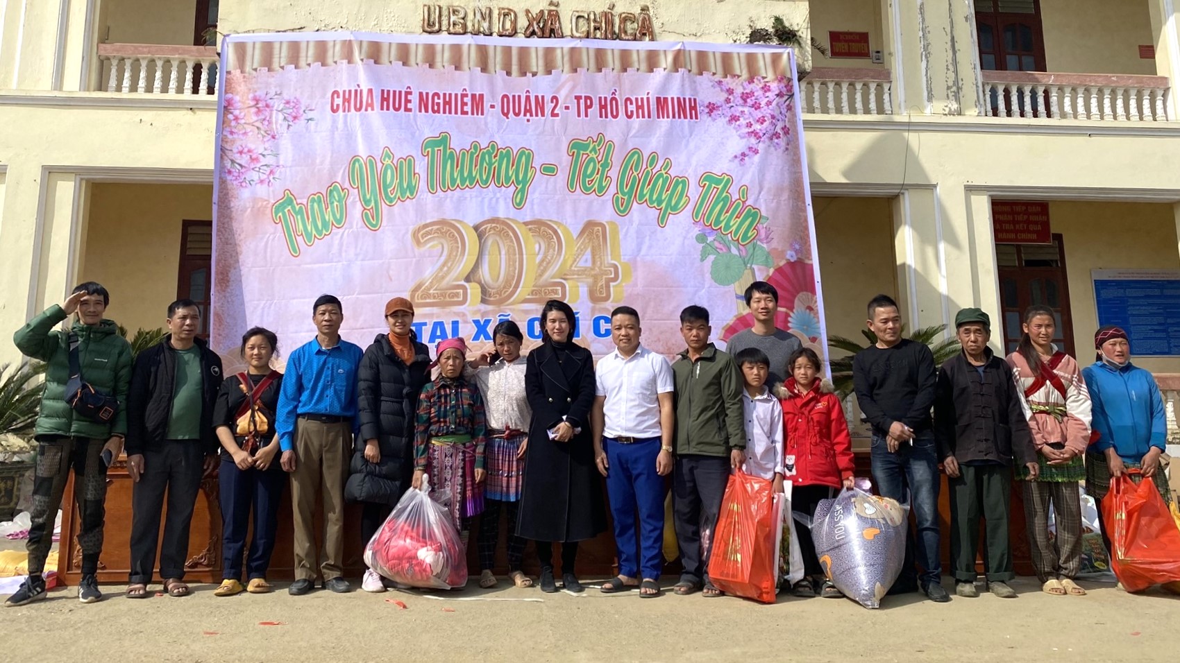 Đoàn từ thiện Chùa Huê Nghiêm, Quận 2, Thành phố Hồ Chí Minh tặng quà cho 412 hộ nghèo trên địa bàn xã Chí Cà