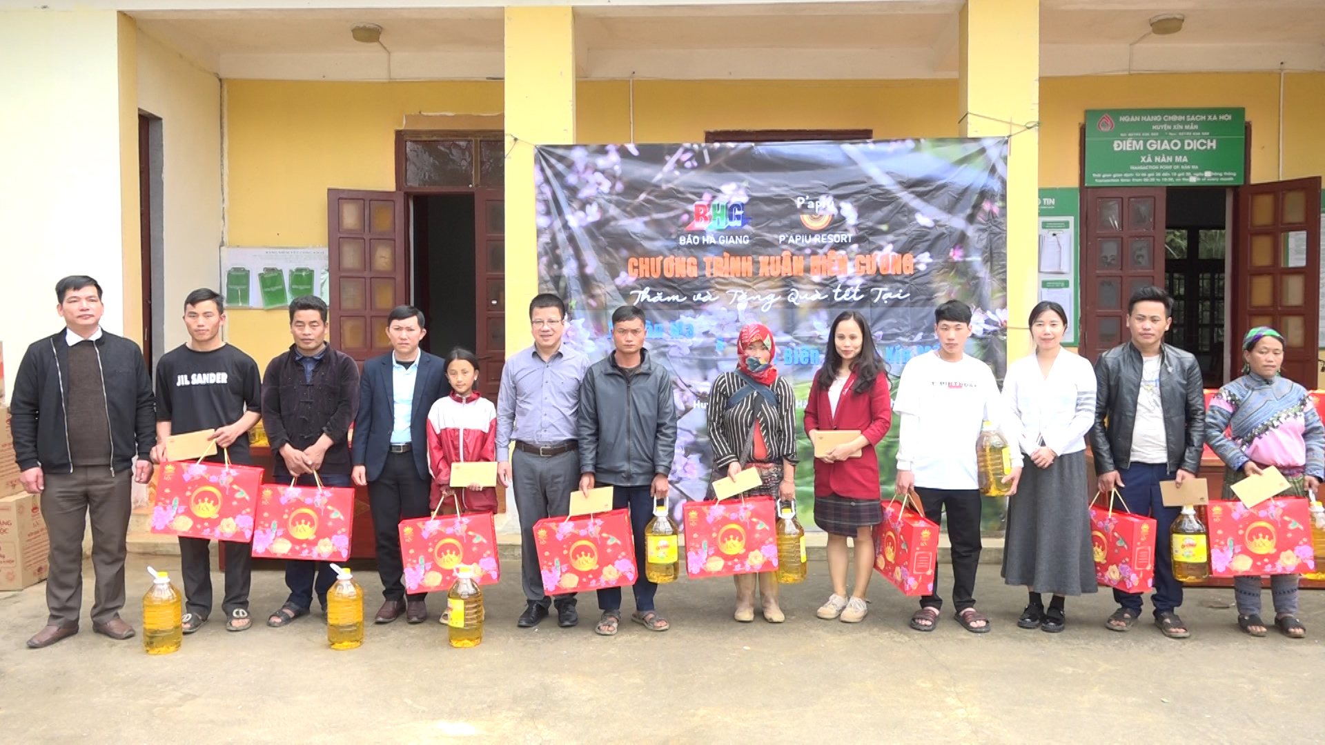 Báo Hà Giang phối hợp với Công ty cổ phần truyền thông Hoa Sao tặng quà Tết cho người nghèo ở xã Nàn Ma và Đồn Biên phòng Cửa khẩu Xín Mần