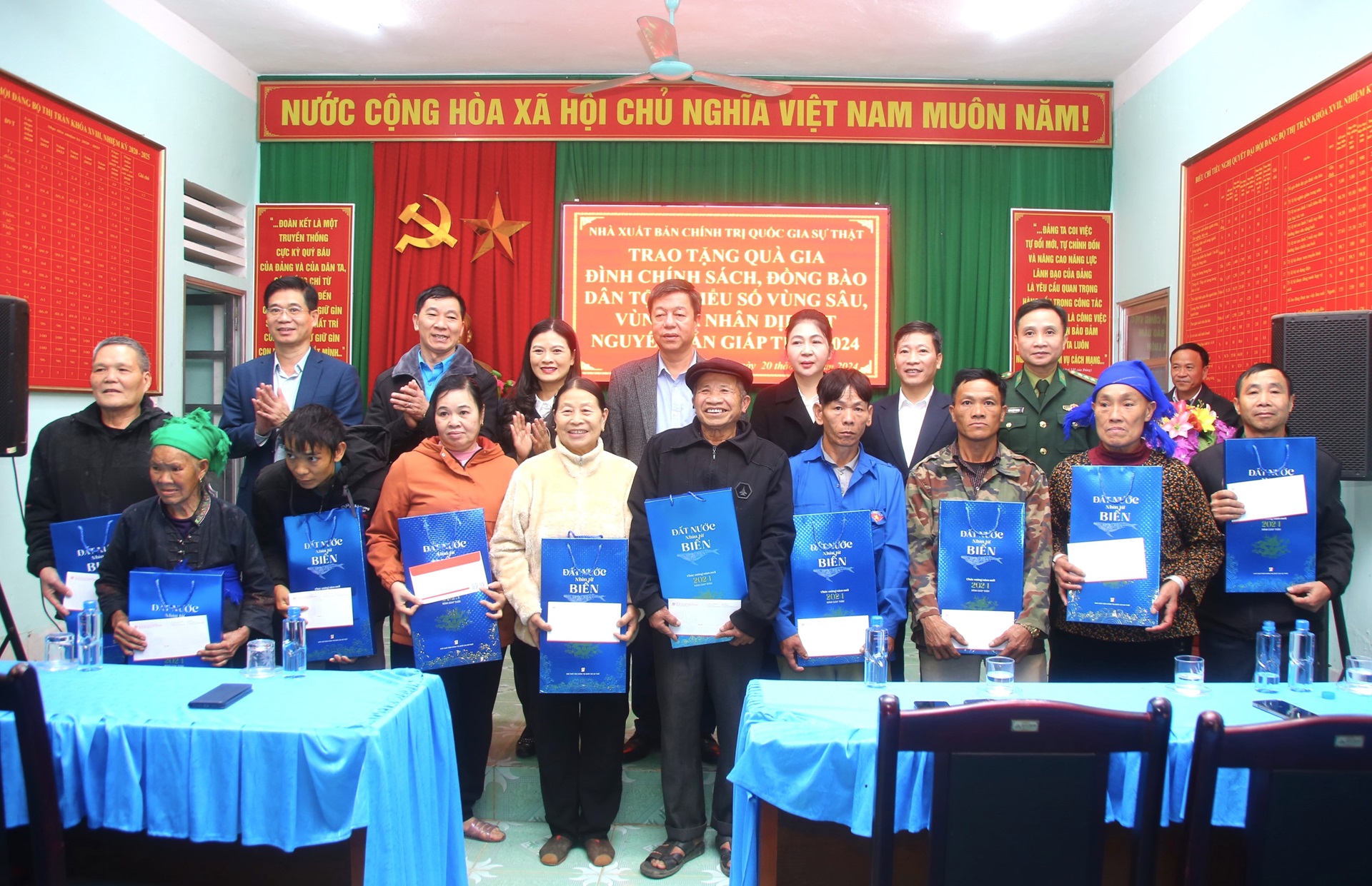 Ban Tuyên giáo Tỉnh ủy và Nhà xuất bản Chính trị Quốc gia Sự Thật tặng quà Tết trên địa bàn huyện Xín Mần