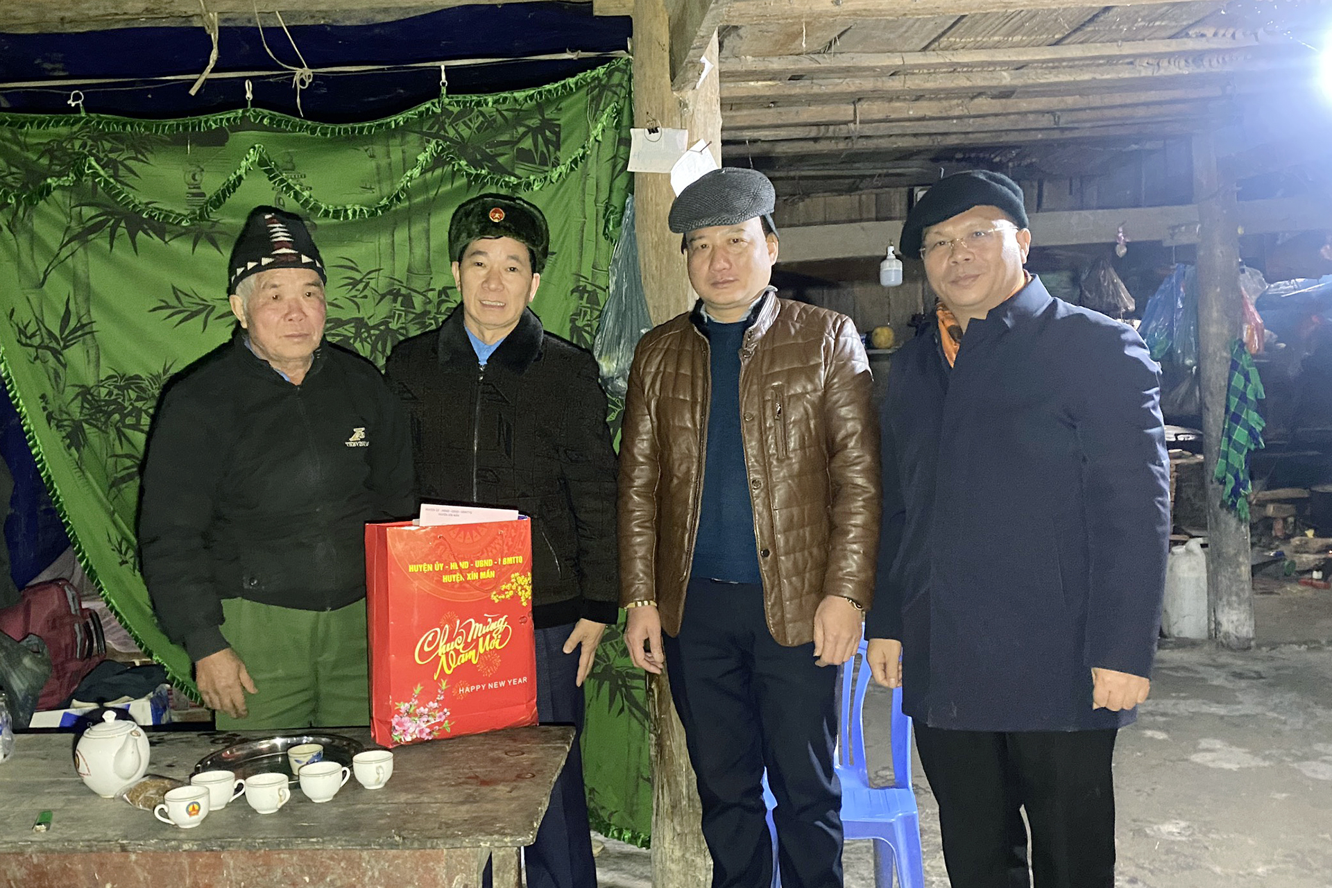 Phó Bí thư Thường trực Huyện ủy Sin Văn Đức thăm, tặng quà Tết Nguyên đán 2024 tại xã Trung Thịnh