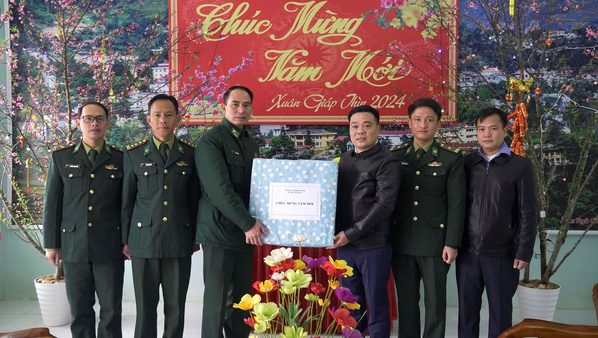 Chủ tịch UBND huyện Nguyễn Tiến Hùng thăm, chúc Tết các lực lượng làm nhiệm vụ tại biên giới