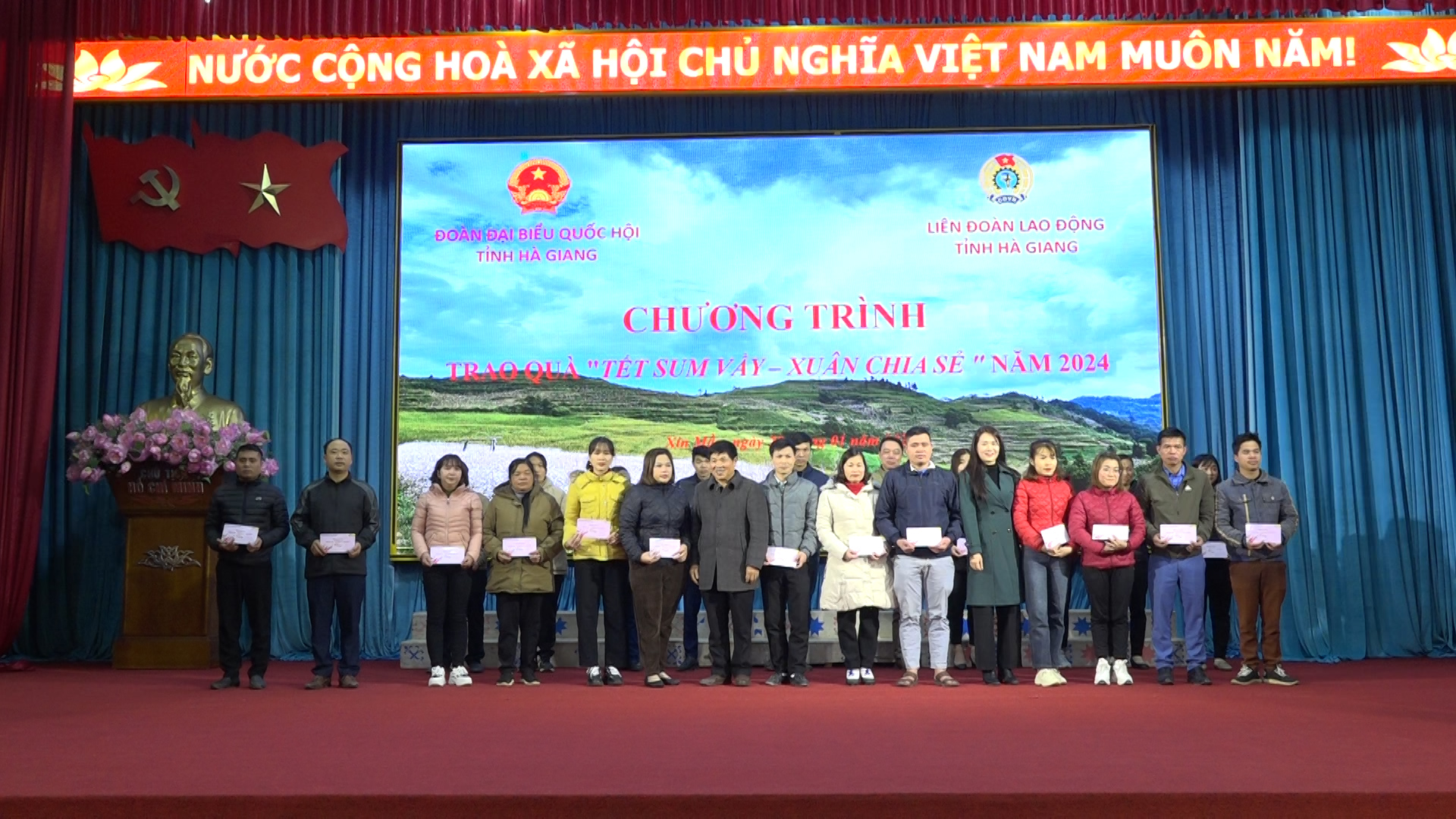 Đoàn ĐBQH khoá XV đơn vị tỉnh Hà Giang tặng quà Tết tại huyện Xín Mần