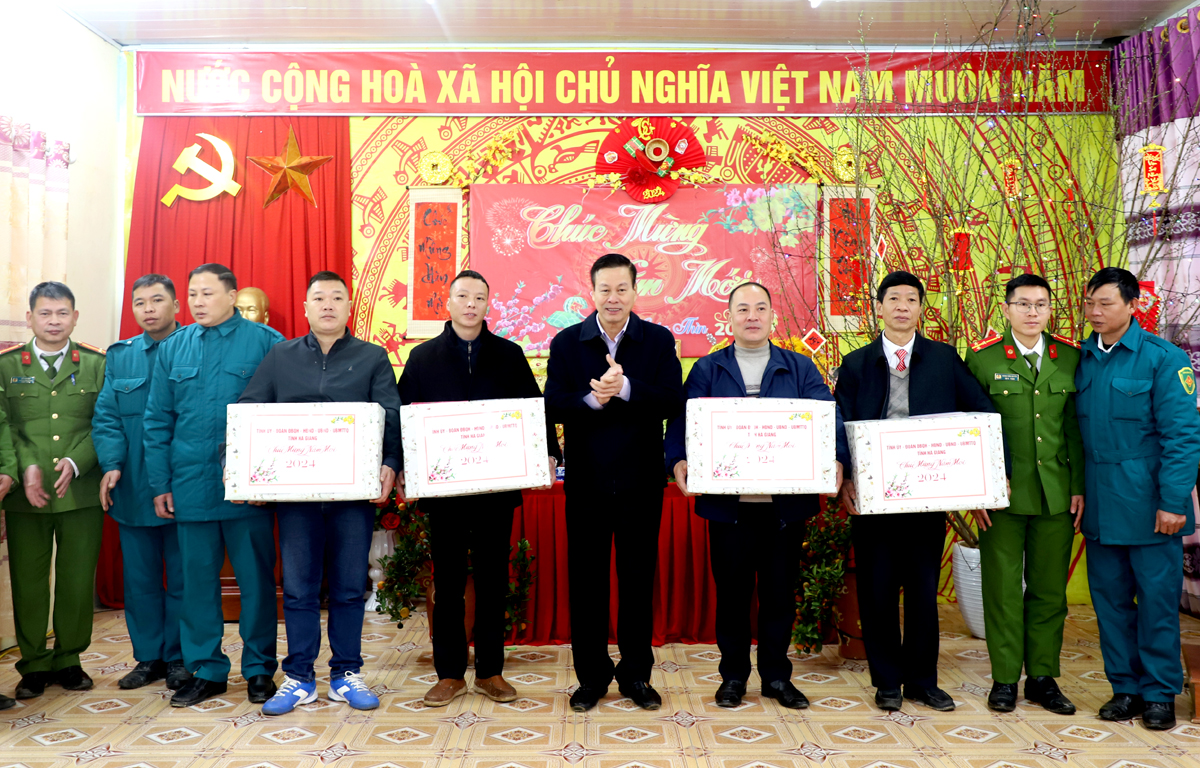 Chủ tịch UBND tỉnh Nguyễn Văn Sơn thăm, chúc Tết các đơn vị và người dân các xã biên giới huyện Xín Mần