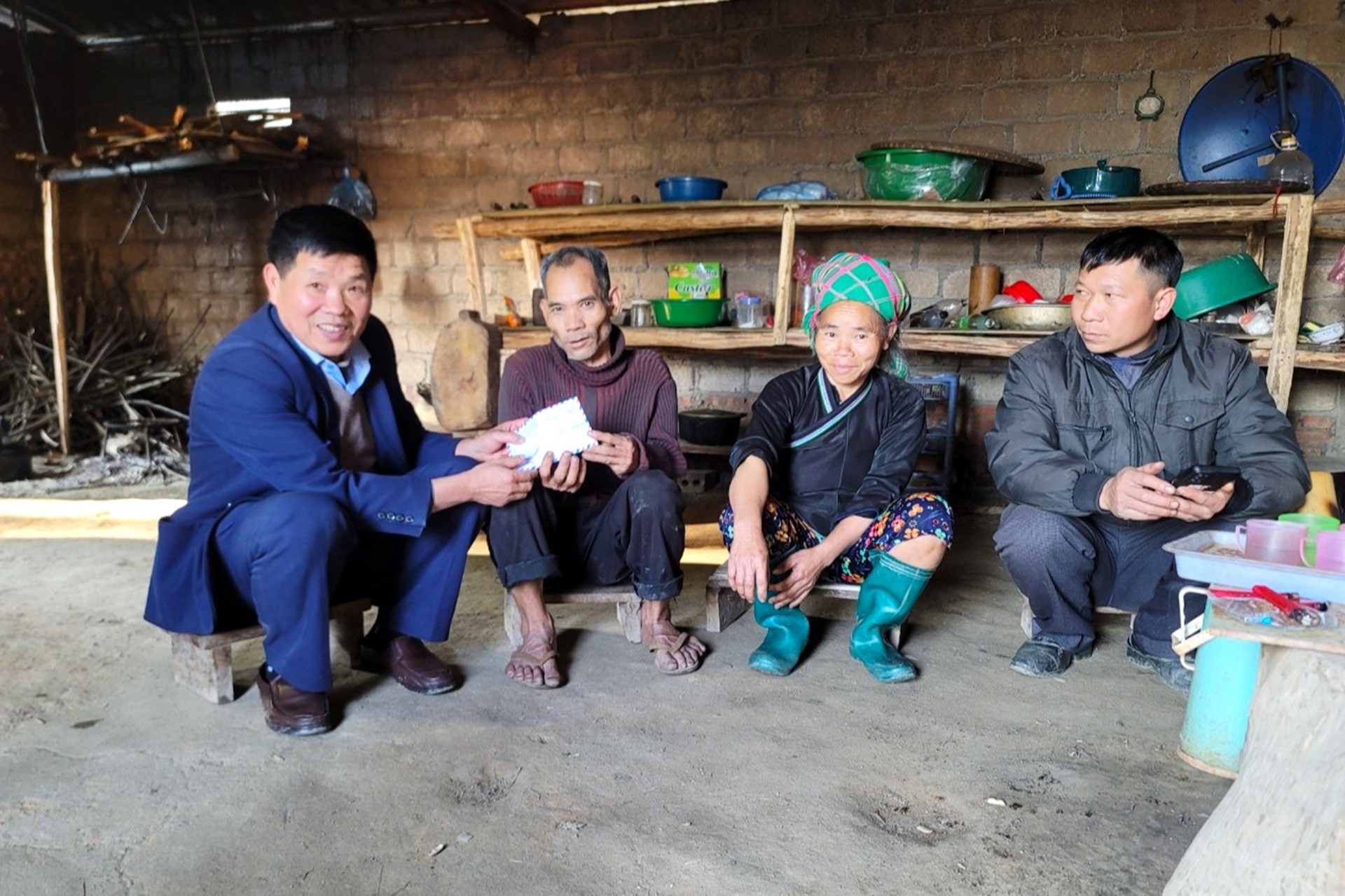 Chủ tịch HĐND huyện Hạng Kháy Vần tặng quà Tết địa chỉ nhân đạo