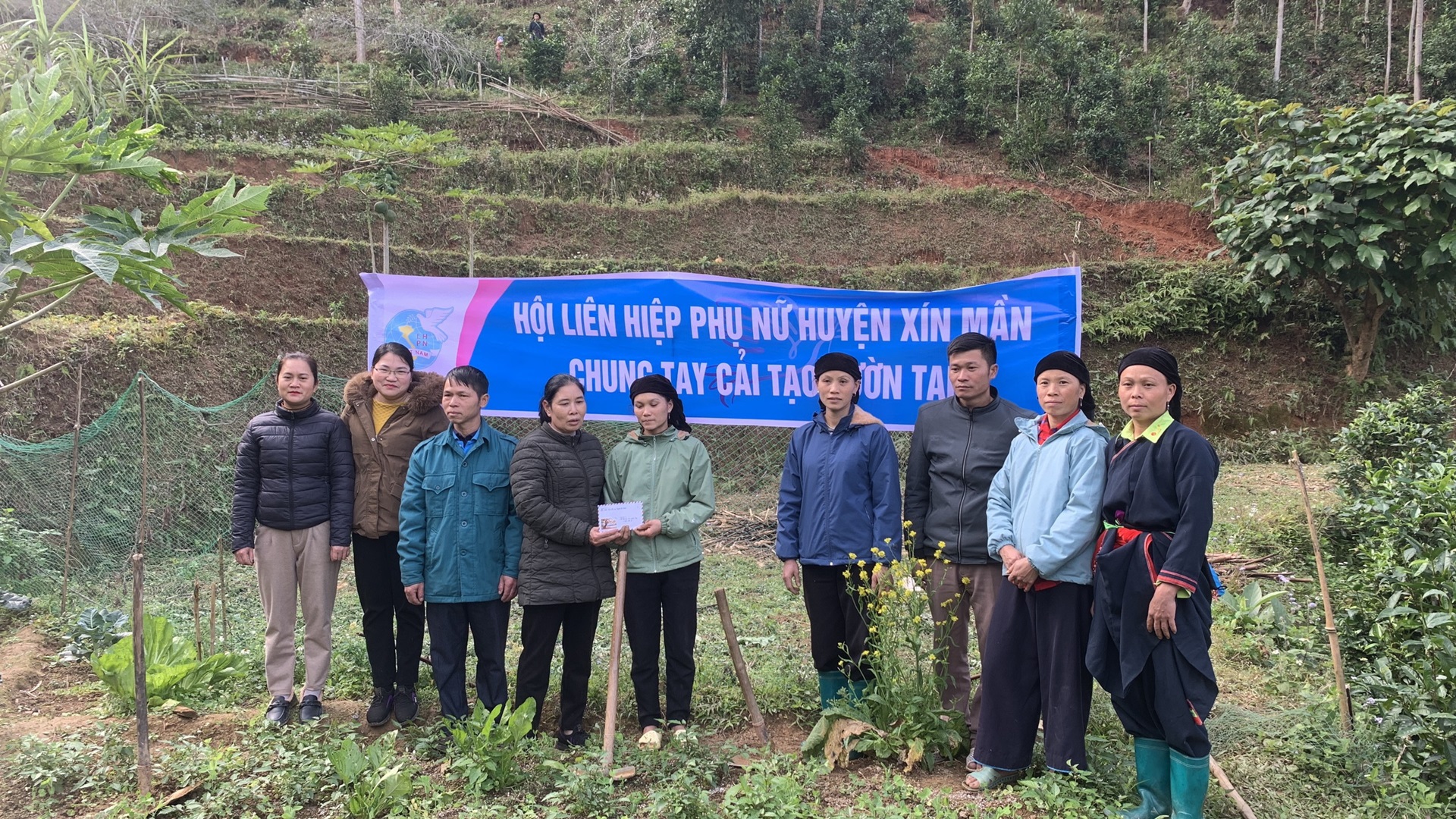 Hội LHPN huyện Xín Mần hỗ trợ cải tạo vườn tạp