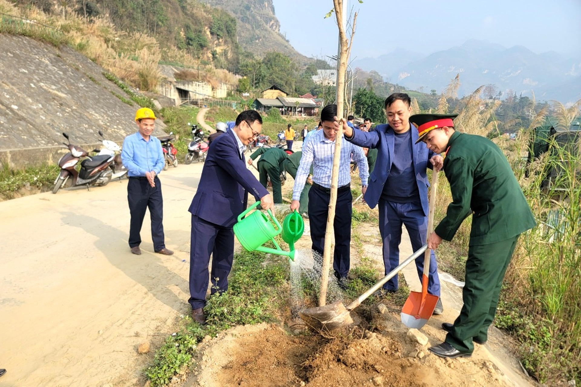 Thị trấn Cốc Pài ra quân trồng cây- trồng rừng năm 2024
