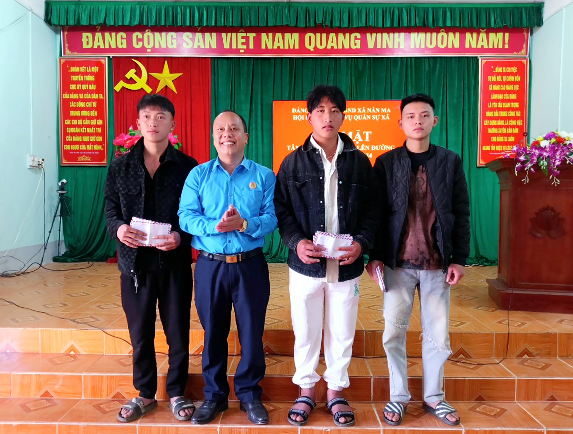 Liên đoàn Lao động huyện Xín Mần thăm hỏi, động viên công dân xã Nàn Ma nhập ngũ năm 2024