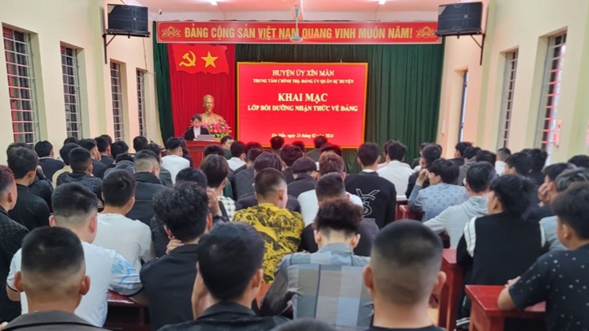  Huyện Xín Mần Khai mạc lớp bồi dưỡng nhận thức về Đảng