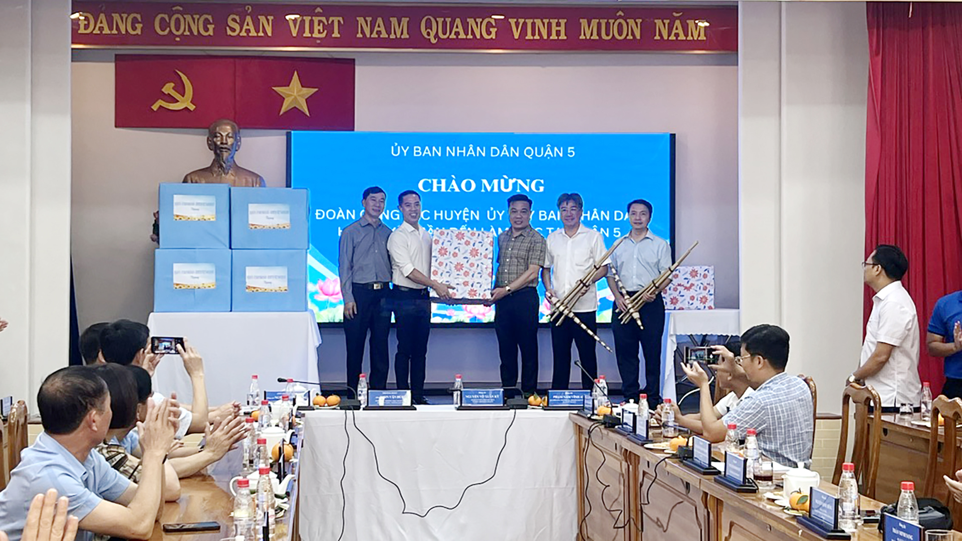 Đoàn công tác huyện Xín Mần (Hà Giang) thăm và làm việc tại Quận 5 (Tp Hồ Chí Minh)