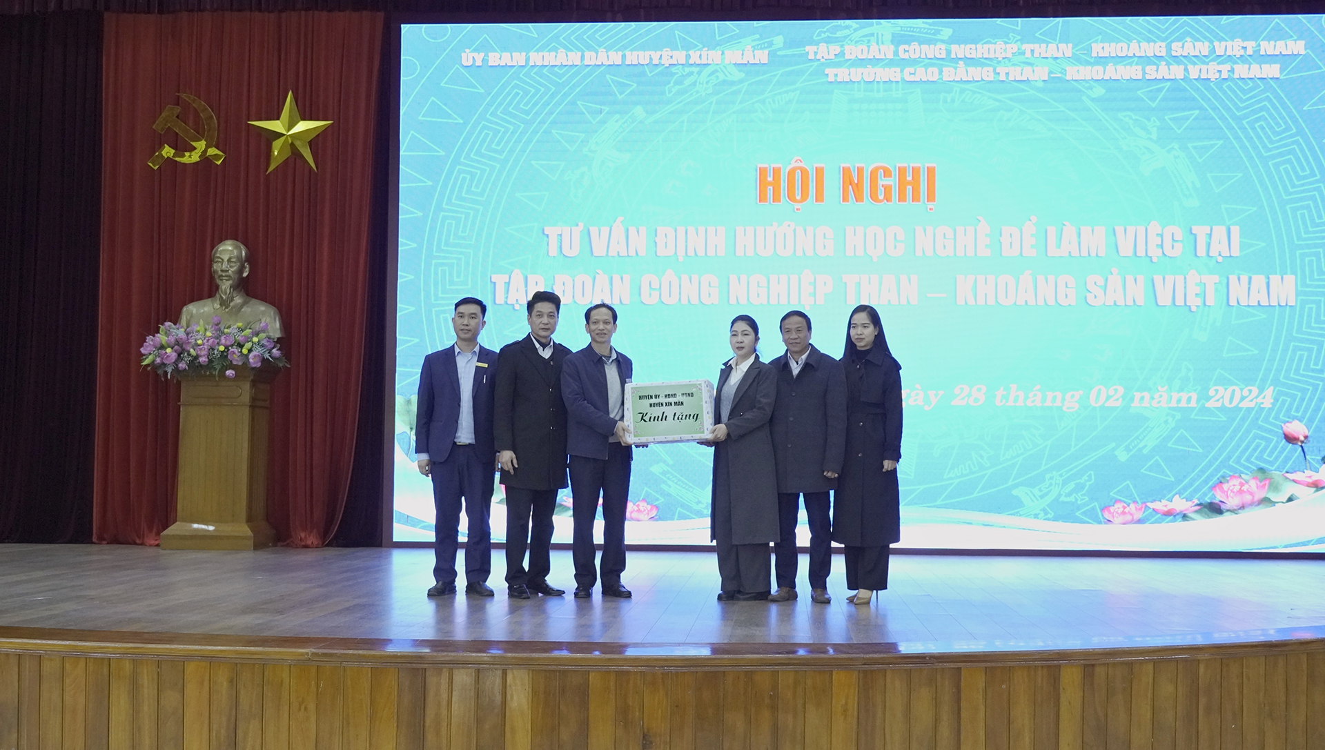 Hội nghị tư vấn định hướng học nghề để làm việc tại Tập đoàn Công nghiệp Than – Khoáng sản Việt Nam tại tỉnh Quảng Ninh