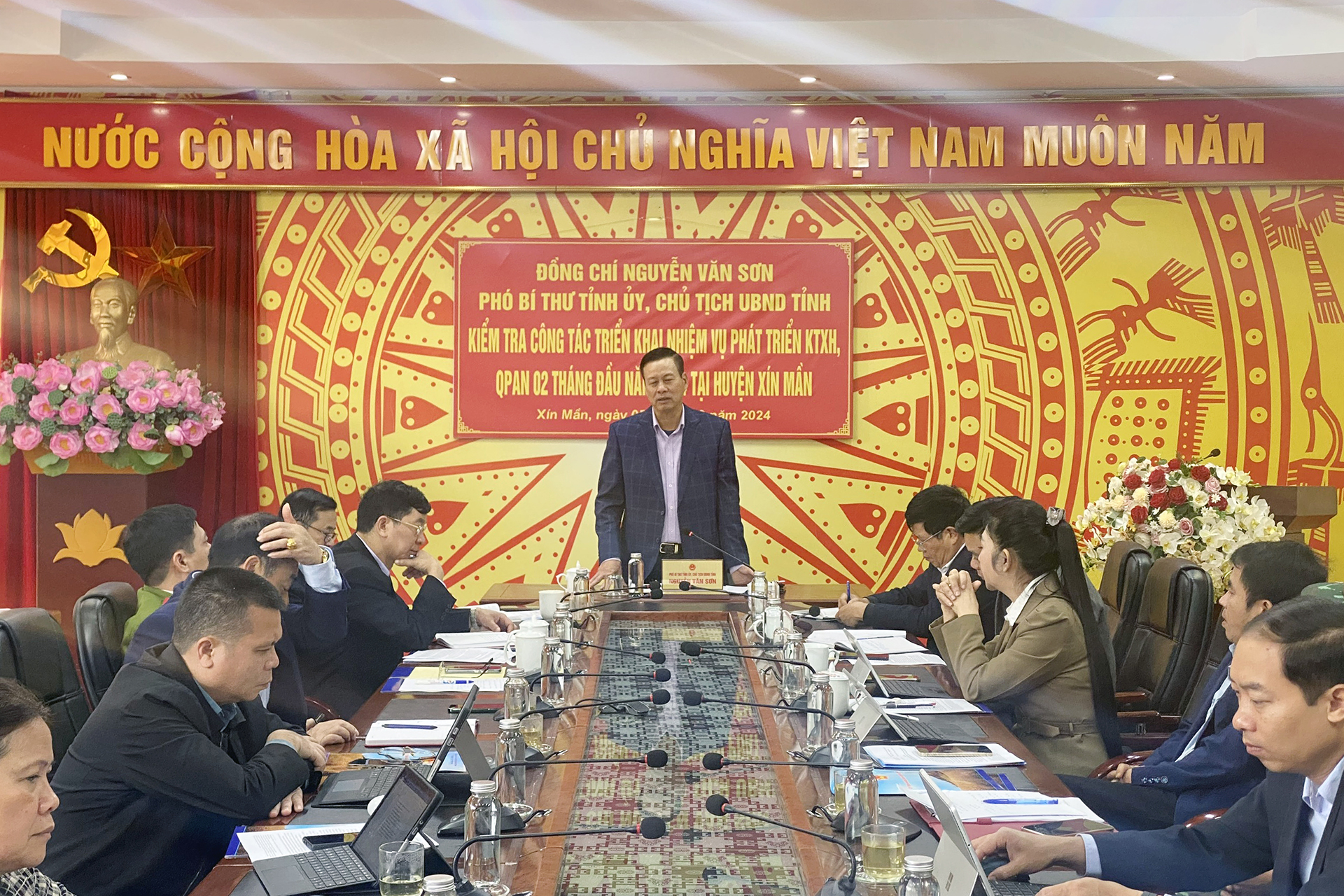 Phó Bí thư Tỉnh ủy, Chủ tịch UBND tỉnh Nguyễn Văn Sơn làm việc tại huyện Xín Mần