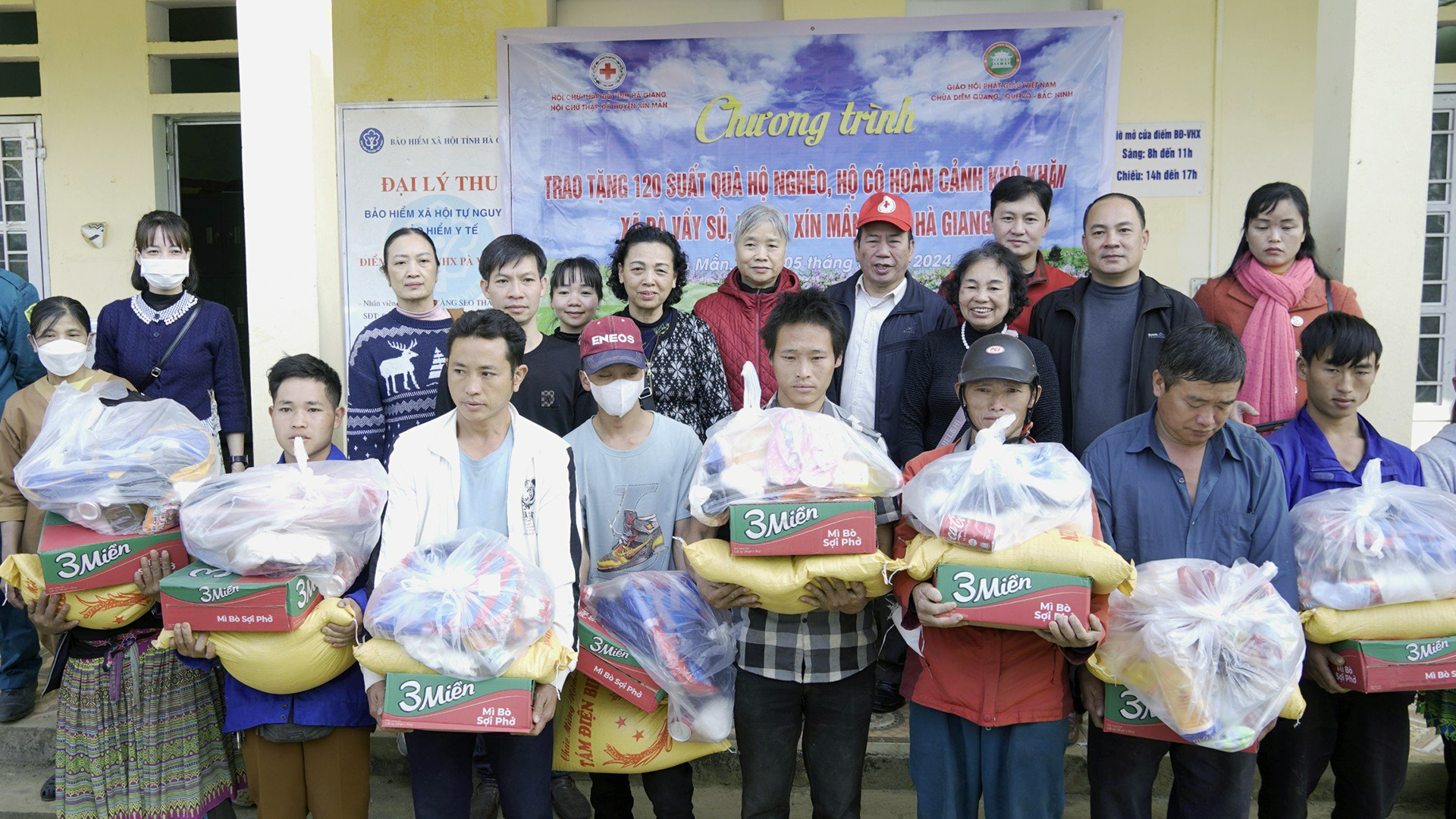 Hội Chữ thập đỏ tỉnh Hà Giang phối hợp với Chùa Diêm Quang (Bắc Ninh) trao tặng quà tại xã Pà Vầy Sủ