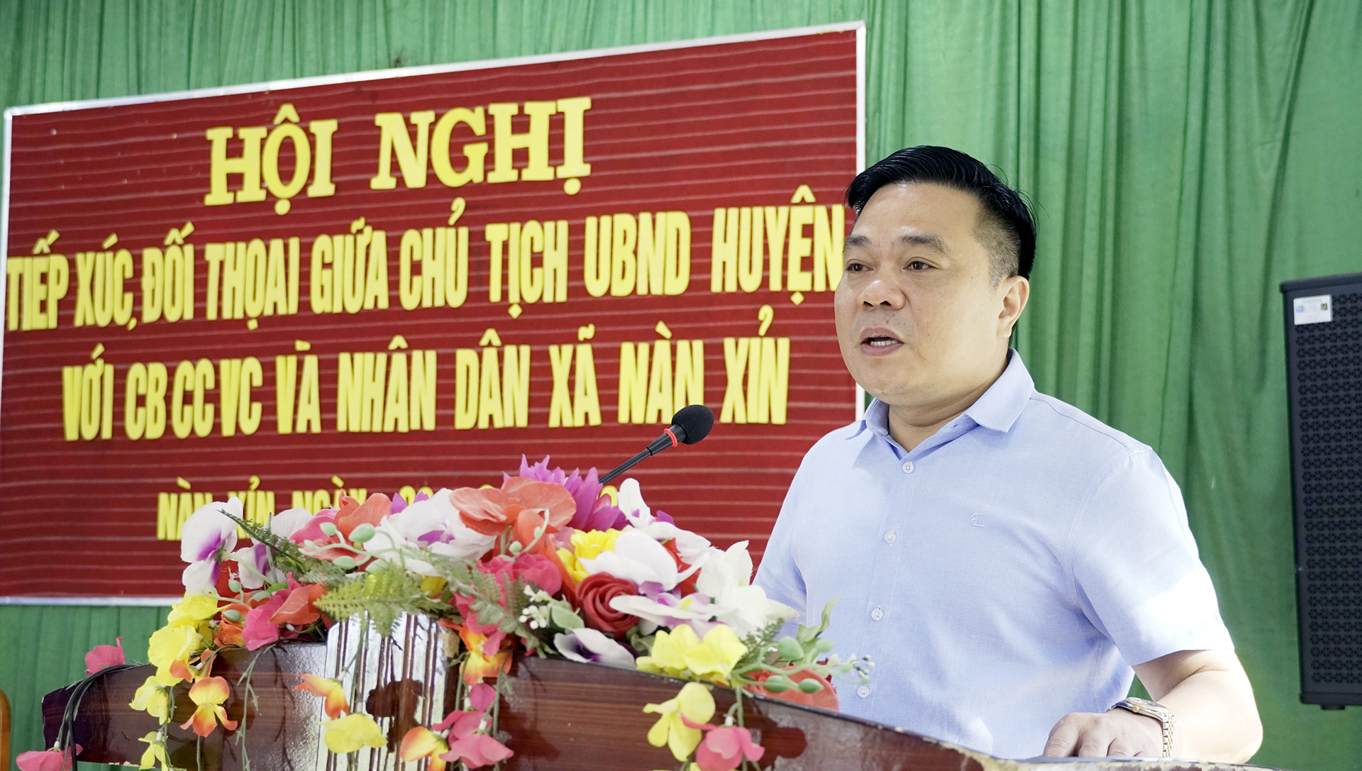 Chủ tịch UBND huyện Nguyễn Tiến Hùng tiếp xúc, đối thoại với cán bộ, công chức viên chức và nhân dân xã Nàn Xỉn