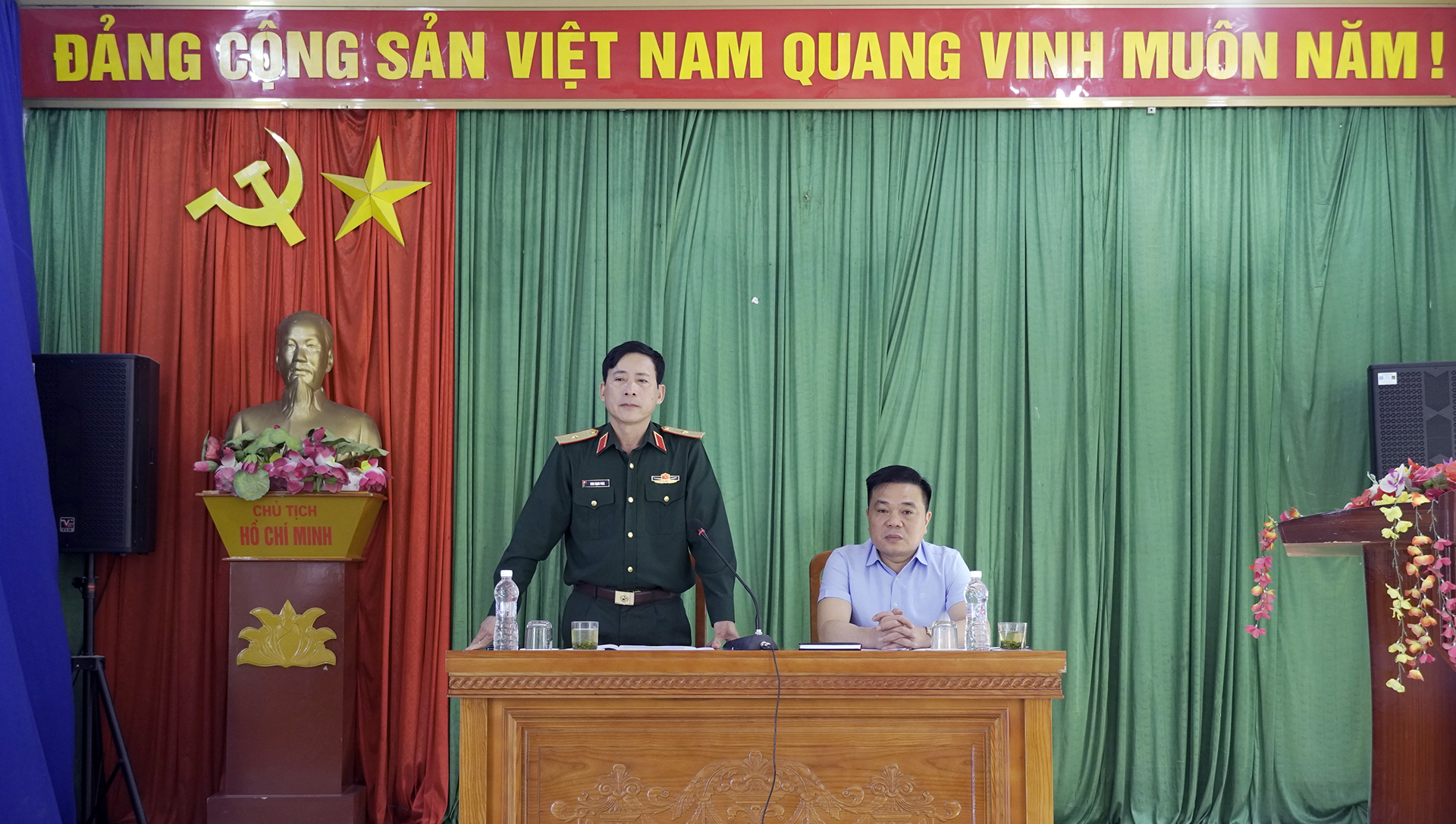 Thiếu tướng Đinh Mạnh Phác, Phó Tư lệnh Quân khu 2 làm việc tại huyện Xín Mần