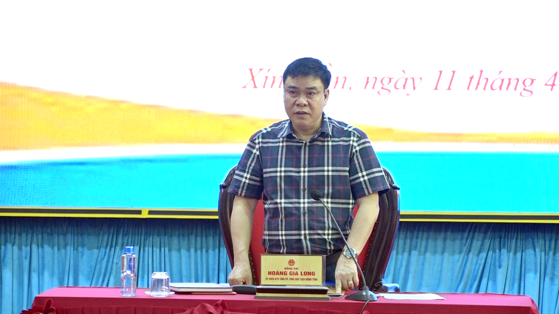 Đồng chí Hoàng Gia Long - Ủy viên BTV Tỉnh ủy, Phó Chủ tịch UBND tỉnh làm việc tại huyện Xín Mần