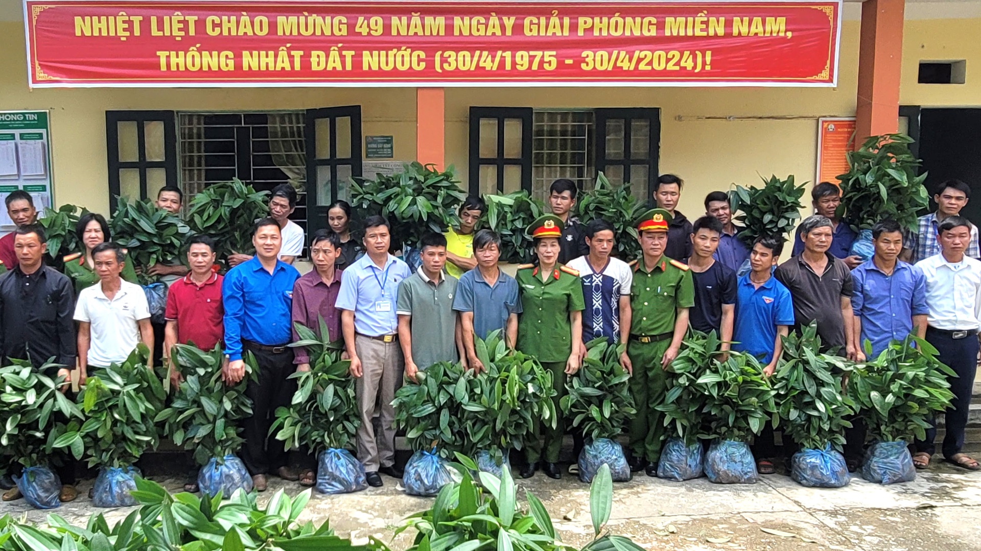 Công an tỉnh Hà Giang tặng cây giống cho bà con nhân dân xã Nấm Dẩn