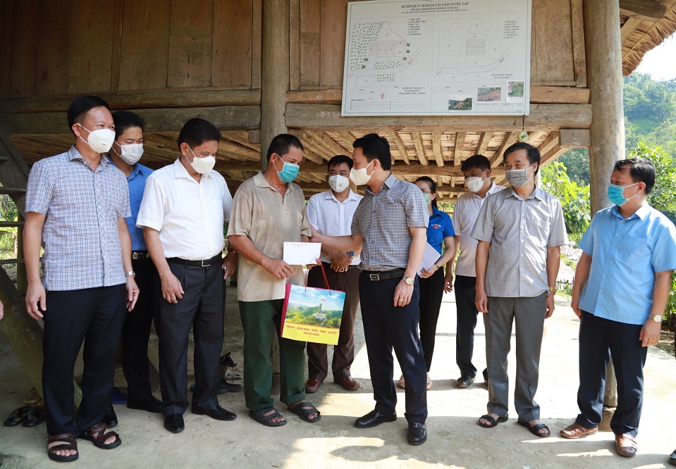 Bí thư tỉnh ủy Đặng Quốc Khánh thăm, kiểm tra, tặng quà hộ gia đình Cựu chiến binh tại huyện Xín Mần
