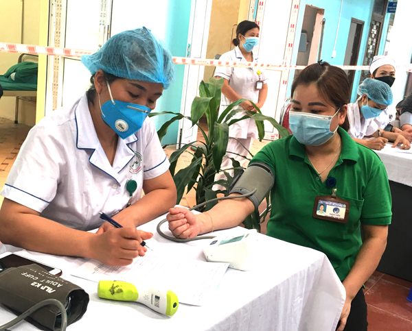 Hà Giang được Bộ Y tế bổ sung 5.100 liều vắc xin Astra Zeneca để triển khai tiêm phòng COVID-19 đợt 5