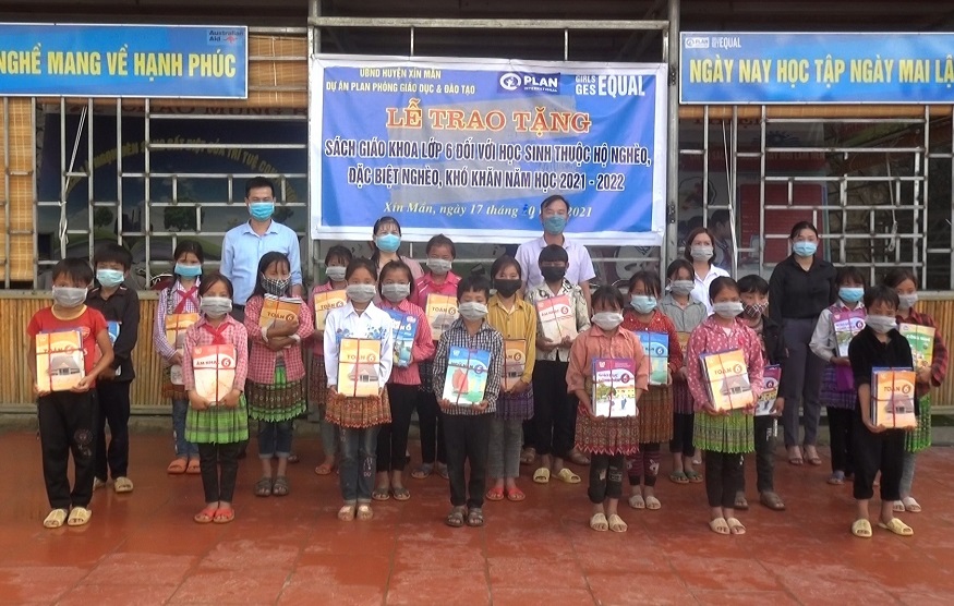 Trao tặng 127 bộ sách giáo khoa lớp 6 cho các em học sinh thuộc hộ nghèo, đặc biệt khó khăn