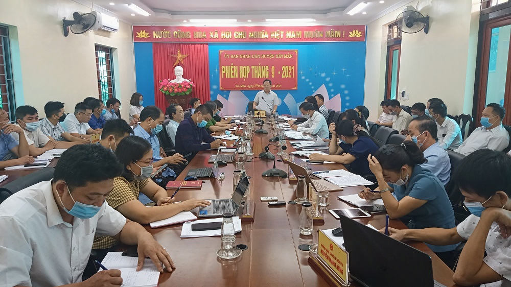 UBND huyện Xín Mần tổ chức Họp phiên thường kỳ tháng 9