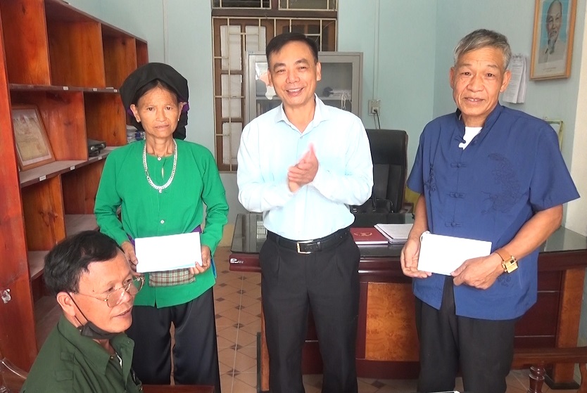 Lãnh đạo huyện Xín Mần gặp mặt và tặng quà Người cao tuổi