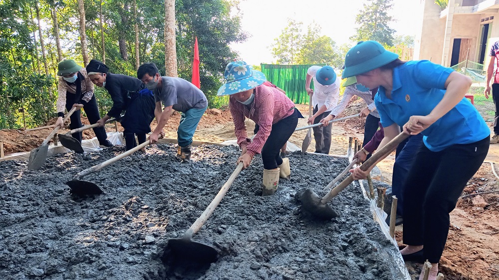 Xã Cốc Rế huyện Xín Mần ra quân làm đường xây dựng nông thôn mới