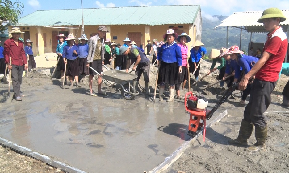 Dự án plan và Chính phủ aixlen tài trợ xi măng làm sân bê tông cho điểm trường thôn Na Van, xã Tả Nhìu