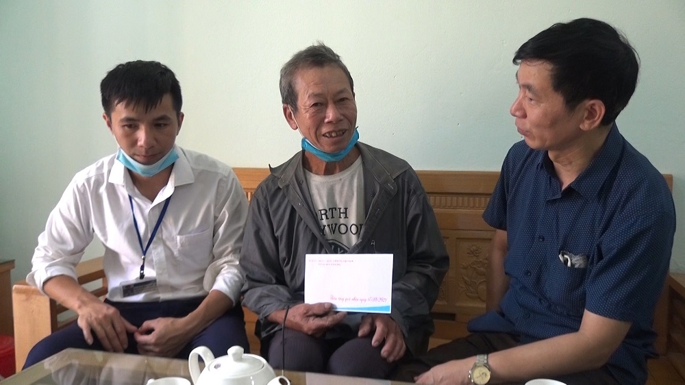 Lãnh đạo huyện uỷ tặng quà cho Người cao tuổi và hộ nghèo xã Khuôn Lùng