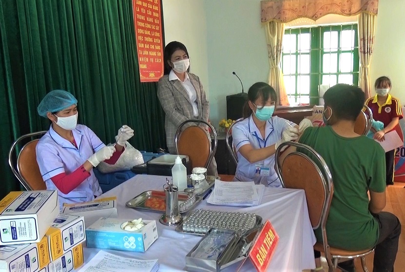 Lãnh đạo huyện Xín Mần kiểm tra công tác tiêm phòng vắc xin Covid- 19 đợt 6 mở rộng